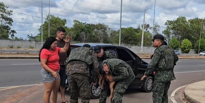 Criança que havia se afogado é socorrida e salva por policiais