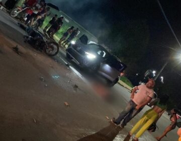 Colisão entre carro e moto deixa mulher em estado grave