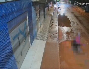 Jovem motociclista perde controle em pista molhada e morre ao colidir com poste
