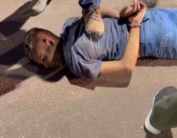 Sem saber que policiais observavam, criminoso saca arma para roubar e acaba preso