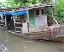 Encalhada e abandonada, embarcação de combate à malária apodrece em Macapá