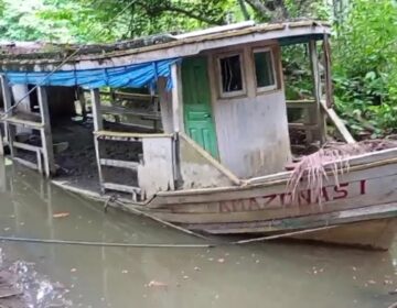 Encalhada e abandonada, embarcação de combate à malária apodrece em Macapá