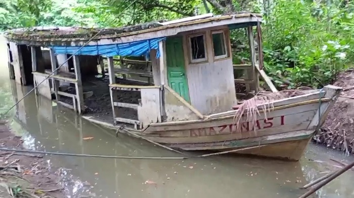 Encalhada e abandonada, embarcação de combate à malária apodrece em Macapá