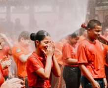 Batismo de mangueira marca acolhimento de novos alunos em escola militar