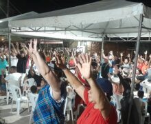 Comunidade lota e ora em bingo feito por pai que quer doar rim para salvar a filha