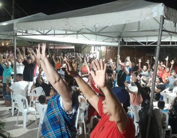 Comunidade lota e ora em bingo feito por pai que quer doar rim para salvar a filha