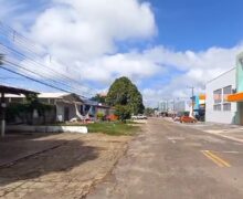 Água de esgoto transborda e invade casas na zona sul de Macapá