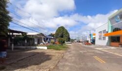 Água de esgoto transborda e invade casas na zona sul de Macapá