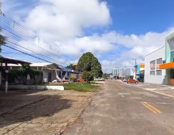 Água de esgoto transborda e invade casas na zona sul de Macapá