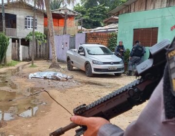 Grupo armado invade bairro para eliminar rivais e 1 morre em tiroteio com a PM