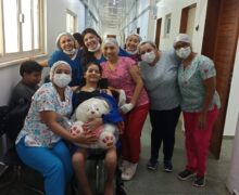 Menina desenganada por médicos e que acordou após a mãe pedir orações, recebe alta