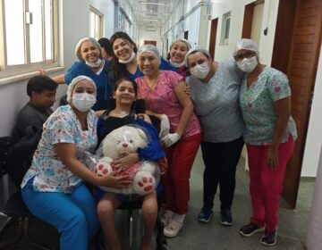 Menina desenganada por médicos e que acordou após a mãe pedir orações, recebe alta