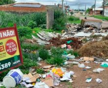 Moradores ignoram aviso da prefeitura, e rua vira lixão