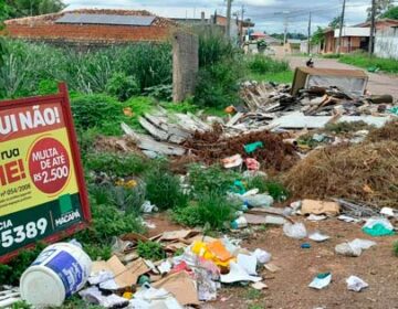 Moradores ignoram aviso da prefeitura, e rua vira lixão