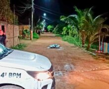 Surpreendido por mais de 20 tiros, faccionado morre com arma na cintura