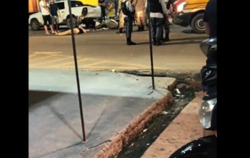 Motociclista morre ao colidir com carro estacionado