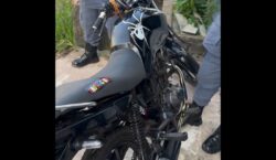 Motociclistas com CNH vencida são presos após manobras perigosas, perseguição policial e colisão em residência