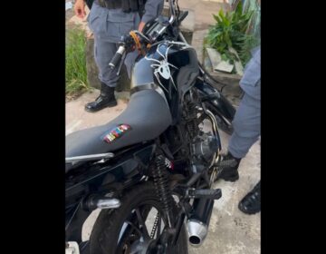Motociclistas com CNH vencida são presos após manobras perigosas, perseguição policial e colisão em residência