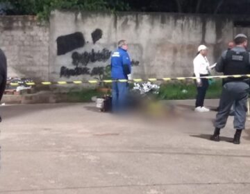 Mototaxista atraído para emboscada acaba morto a tiros; mulher finge estar morta para escapar