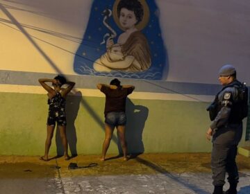 Mulheres ficam nervosas ao avistar viatura e acabam presas com pedras de crack