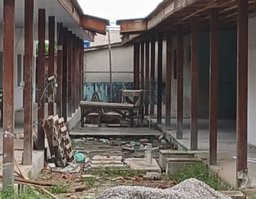 Após ano em prédio alugado e apertado, alunos aguardam reforma de escola municipal; obra está parada
