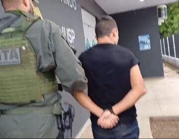 Suspeito de matar gari é preso após esconder drogas na casa da sogra