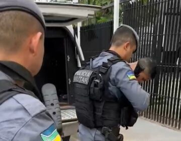 Homem é preso vendendo drogas em frente ao HE