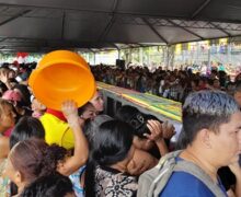 Multidão derruba grades para garantir pedaço de bolo no aniversário de Macapá