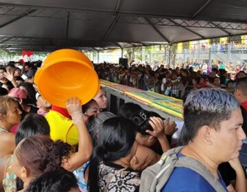 Multidão derruba grades para garantir pedaço de bolo no aniversário de Macapá
