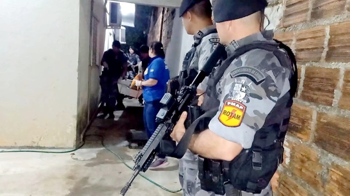 Faccionados com coletes e pistola de kit rajada morrem em tiroteio com o Bope