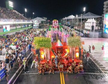 Maracatu da Favela leva a poesia de Joãozinho Gomes em verde e rosa para a avenida do samba