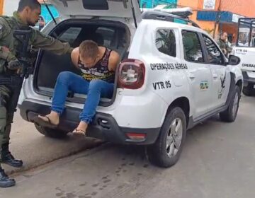 Denúncia revela ‘encomenda’ e suspeito acaba preso com mochila cheia de drogas
