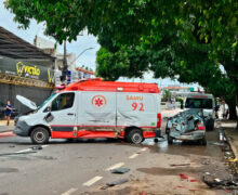 Após colisão, ambulância é arremessada e esmaga Uno estacionado