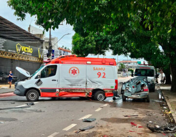 Após colisão, ambulância é arremessada e esmaga Uno estacionado