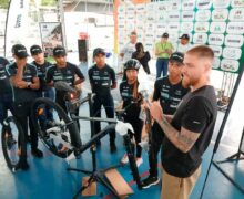 Jovens recebem bikes e aprendem montagem em projeto de formação de atletas
