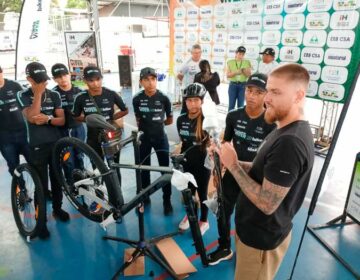 Jovens recebem bikes e aprendem montagem em projeto de formação de atletas