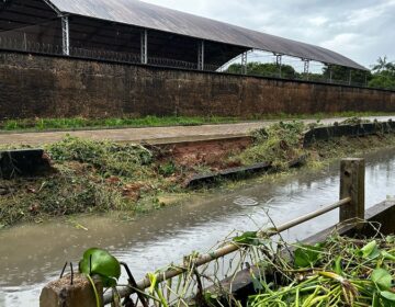 Após queda de mureta, via é interditada em Santana por risco de novo desabamento