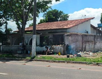 Usuários de drogas acampam no CAPS, que também precisa de ajuda