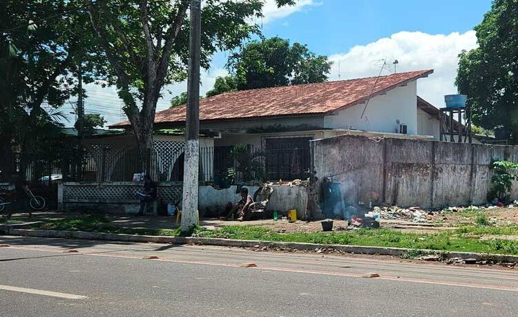 Usuários de drogas acampam no CAPS, que também precisa de ajuda