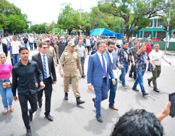 Clécio caminha com militares até a Alap para entregar PL que reorganiza carreiras e salários