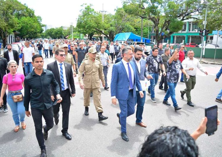 Clécio caminha com militares até a Alap para entregar PL que reorganiza carreiras e salários