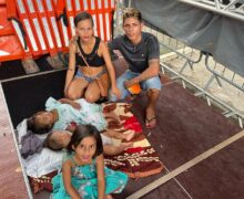 Entre a fome e a esperança, família dorme em praça e tenta recomeço em Macapá