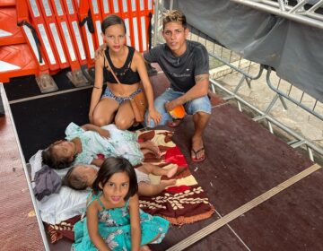 Entre a fome e a esperança, família dorme em praça e tenta recomeço em Macapá