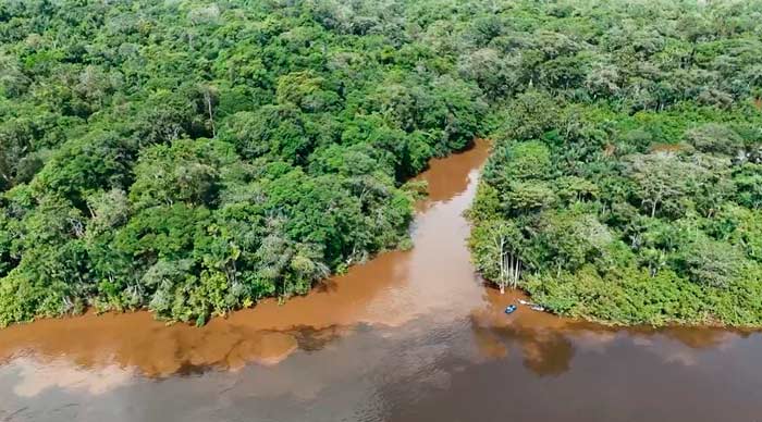 Lama de barragem rompida em garimpo chega ao rio Araguari e preocupa moradores