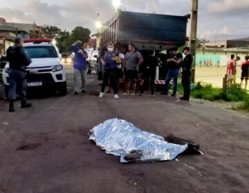 Após receber ligação, homem é atraído por mulher e executado ao lado de campo de futebol