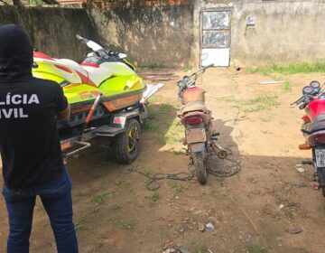 Casa desabitada ‘escondia’ jetski furtado e motocicletas adulteradas