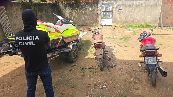 Casa desabitada ‘escondia’ jetski furtado e motocicletas adulteradas