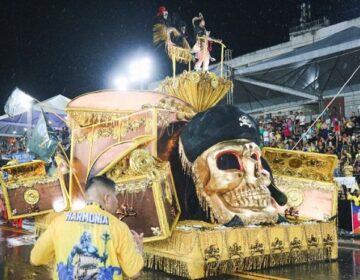 Com a bravura do cangaço e a delicadeza da poesia do cordel, Piratas da Batucada fecha o desfile