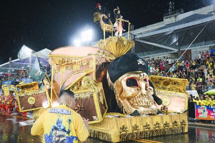 Com a bravura do cangaço e a delicadeza da poesia do cordel, Piratas da Batucada fecha o desfile