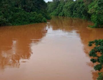 Barragem de garimpo rompe e deixa rio quase ‘vermelho’ no interior do Amapá